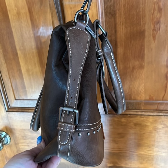 Wrangler Buckle Classic Barrel Satchel - Picture 3 of 10